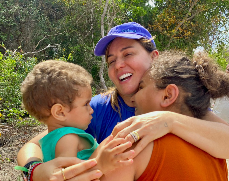 Prefeita Ivanária Sampaio entrega cestas básicas e brinquedos em localidades de Esperantina