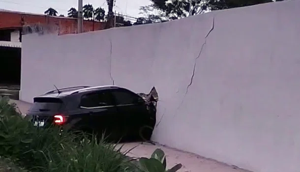 Carro colide contra muro