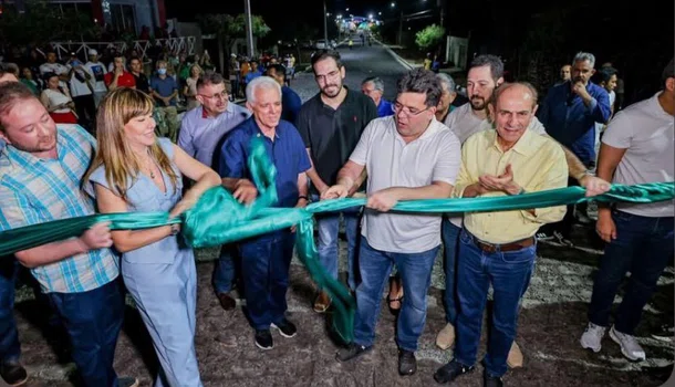 Prefeita Ivanária Sampaio e autoridades em inauguração na cidade de Esperantina