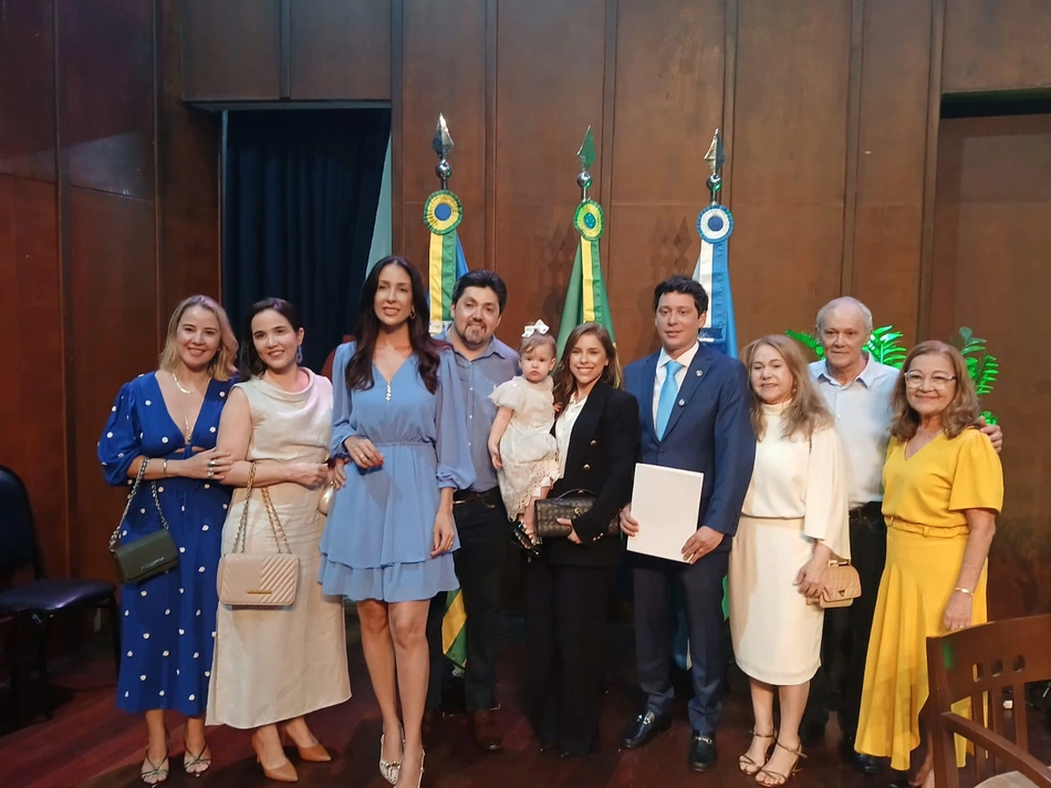 Victor Linhares e família durante solenidade de posse