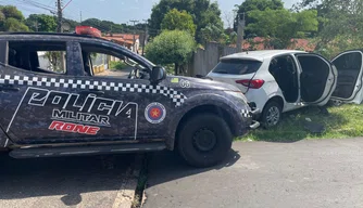 Carro colide contra muro no bairro Real Copagre