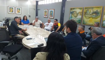 Reunião de servidores municipais no TCE-PI