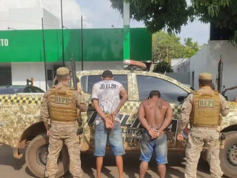 BEPI prende dois homens e recupera moto roubada