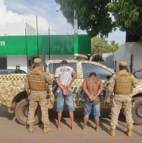 BEPI prende dois homens e recupera moto roubada