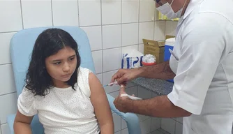 Criança recebendo a segunda dose da vacina contra a dengue