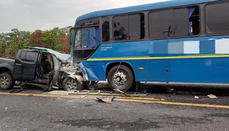 Colisão frontal entre ônibus de transporte e carro de passeio em Lagoa do Piauí