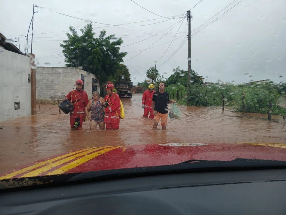 Força-tarefa resgatam vítimas da enchente