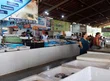 Clientes consultam preços no Mercado do Peixe