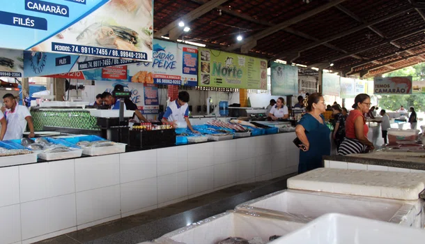 Clientes consultam preços no Mercado do Peixe