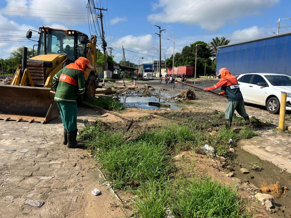 SDU Sul inicia desobstrução da galeria da Avenida Henry Wall de Carvalho