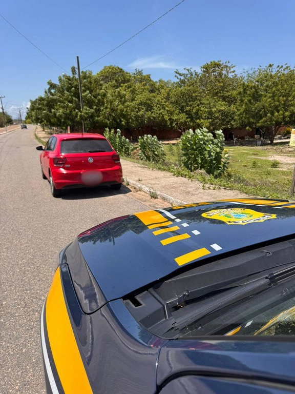 PRF recupera carro roubado em Parnaíba