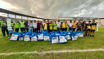 Secepi entrega kits esportivos do Projeto Geração para escolinhas de futebol