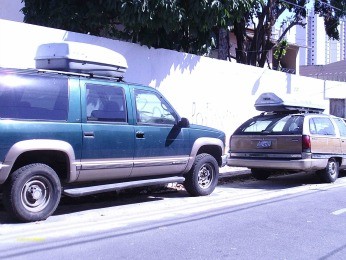 Carros com placas dos EUA estão na Rua Major Facundo(Imagem:Reprodução)