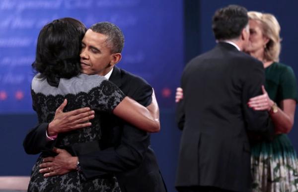 Após o debate, Obama abraça Michelle, e Romney abraça Ann(Imagem:AFP)