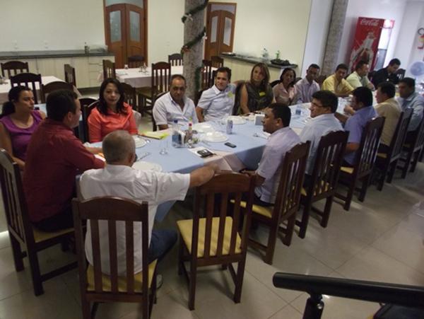 Arinaldo almoçou com os prefeitos da região de São João.(Imagem:Reprodução)