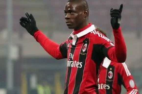 Balotelli celebra gol diante do Parma