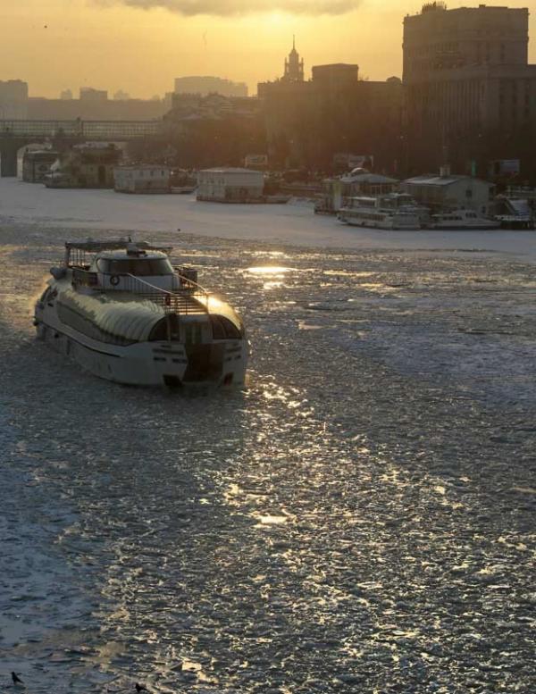 Barco trafega pelo Rio Moscou, parcialmente congelado, nesta quinta-feira (20) (Imagem:Reprodução)