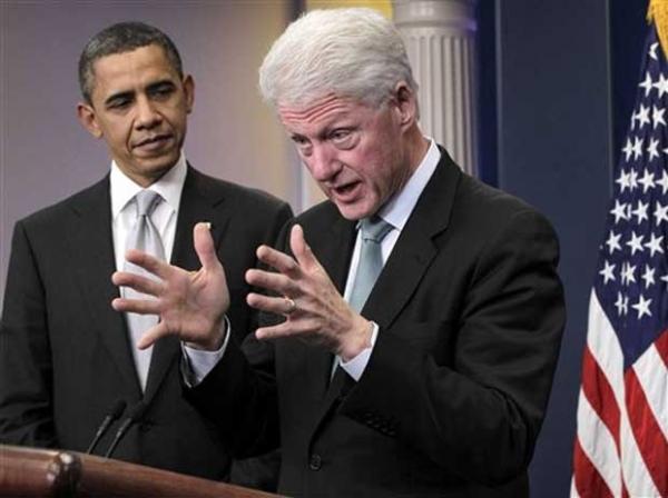 Bill Clinton, à frente, e Barack Obama em foto de dezembro de 2010(Imagem:Reprodução)