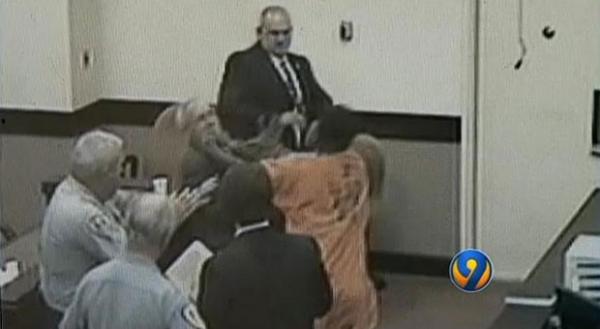 Câmeras da sala de julgamento registraram a agressão(Imagem:Reprodução)