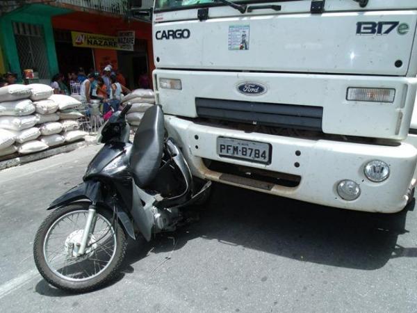 Caminhão colide com moto(Imagem:Reprodução)