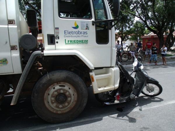 Caminhão colide com moto(Imagem:Reprodução)