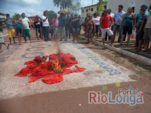 Camisas sendo queimadas.(Imagem:Reprodução)