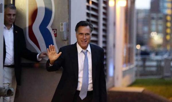 Candidato republicano Mitt Romney sai da sede de sua campanha em Boston neste domingo (30) (Imagem:Reprodução)