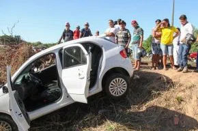 Carro alvejado com 20 disparos