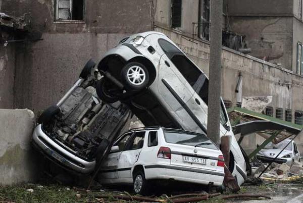 Carros ficaram empilhados após passagem de tornado em Taranto nesta quarta-feira (28)(Imagem:Reprodução)