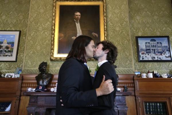 Casal gay se beija após cerimônia de casamento na prefeitura de Providence, no estado americano de Long Island, nesta quinta-feira (1º)(Imagem:Reprodução)