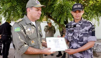 Comandante Geral entrega Diploma de Honra ao Mérito ao SD Rafael