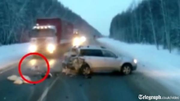 Criança quase foi atropelada por caminhão após acidente na Rússia (Imagem:Reprodução)