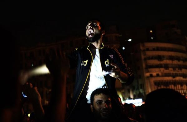 Egípcios celebram na noite deste domingo (12) a saída do marechal Tantawi(Imagem:AFP)