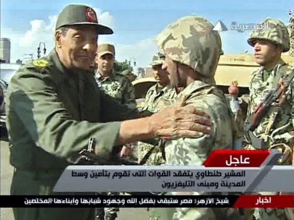 Em imagem de vídeo, do dia 30 de janeiro, o chefe militar Mohammed Hussein Tantawi cumprimenta soldado nas ruas do Cairo(Imagem:Reuters)