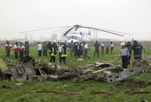 Equipes de resgate e policiais trabalham no local onde helicóptero caiu no Irã; dez pessoas morreram(Imagem:Reprodução)