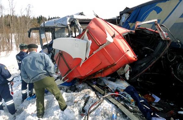 Equipes de resgate no local do acidente entre ônibus e caminhão nesta quinta-feira (28) na Rússia(Imagem:Reprodução)
