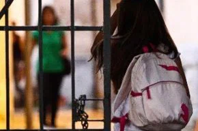 Escolas públicas no Brasil já são fechadas com grades e cadeados