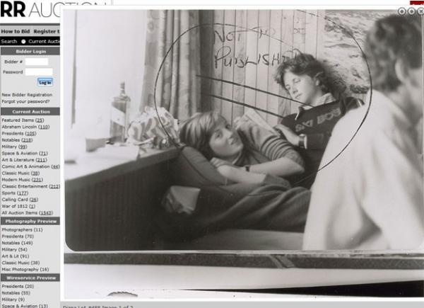 Foto de Diana deitada no colo de um rapaz irá a leilão; imagem nunca havia sido publicada(Imagem:Reprodução)