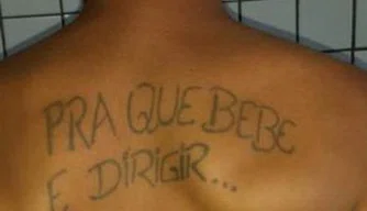 Frase tatuada no condutor.