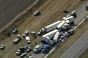 Imagem aérea mostra veículos batidos na Rodovia Interestadual 10, no Texas.