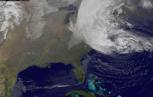 Imagem de satélite mostra Sandy sobre a Costa Leste dos EUA nesta terça-feira (30)(Imagem:Reprodução)