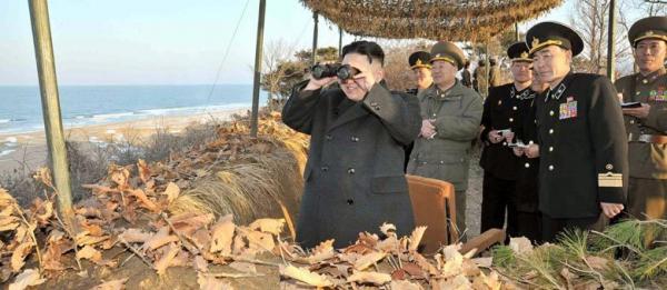 Imagem divulgada hoje mostra o líder norte-coreano inspecionando, ontem, áreas de pouso e decolagem em região desconhecida(Imagem:Reprodução)