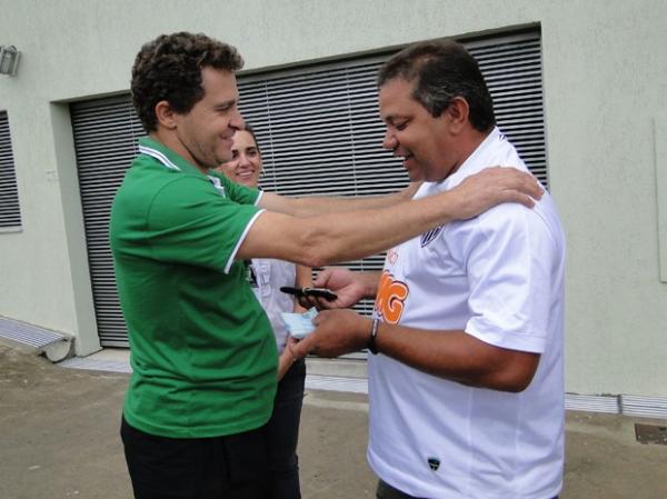 João Fragoso (esq.) coloca as mãos sobre o ombro de José Hugo (dir.) antes de receber o dinheiro(Imagem:Reprodução)