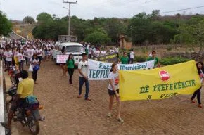 Jovens de Jatobá do Piauí realiza caminhada contra violência no trânsito