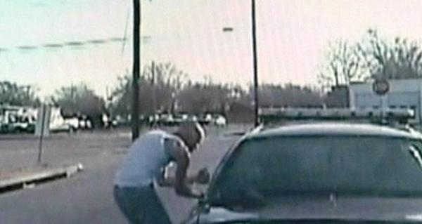 Ladrão algemado consegue roubar carro da polícia nos EUA(Imagem:Reprodução)