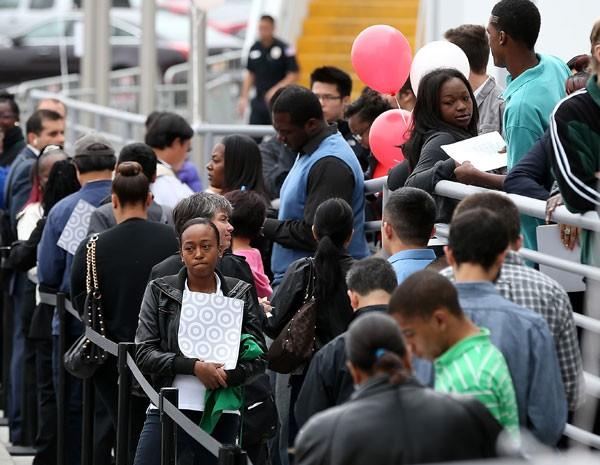 Mais de 500 pessoas esperam na fila para se candidatar a vagas de emprego, nos EUA.(Imagem:Reprodução)