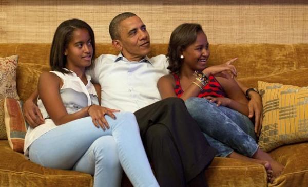 Malia, Obama e Sasha assistem ao discurso na Casa Branca (Imagem:Reuters)