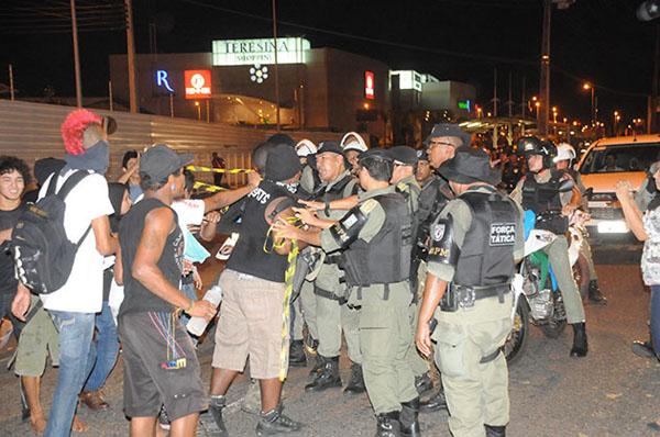 Manifestantes em atrito com policiais.(Imagem:Reprodução)