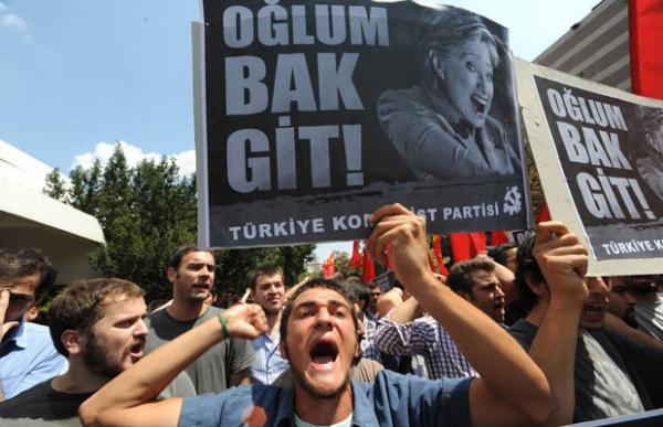 Manifestantes fazem protesto contra a visita de Hillary Clinton à Turquia(Imagem:AFP)
