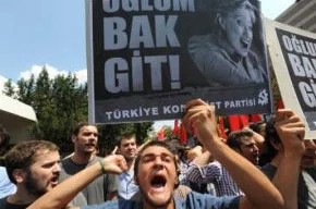 Manifestantes fazem protesto contra a visita de Hillary Clinton à Turquia